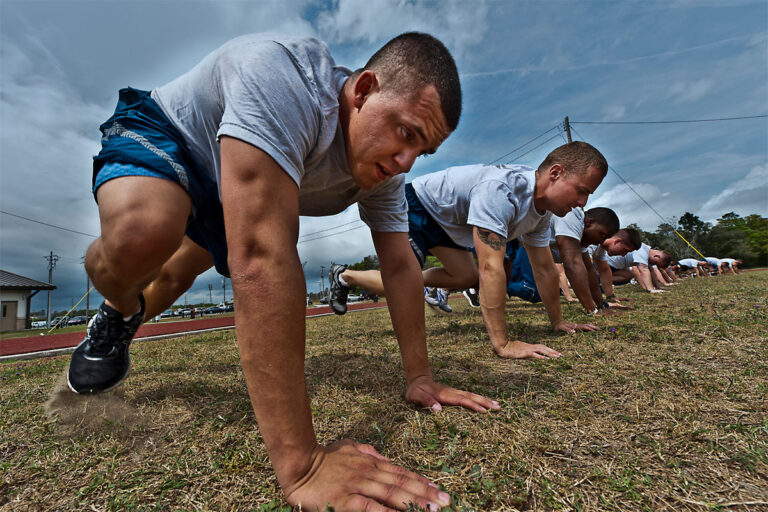 air force workout airmen doing mountain climbers