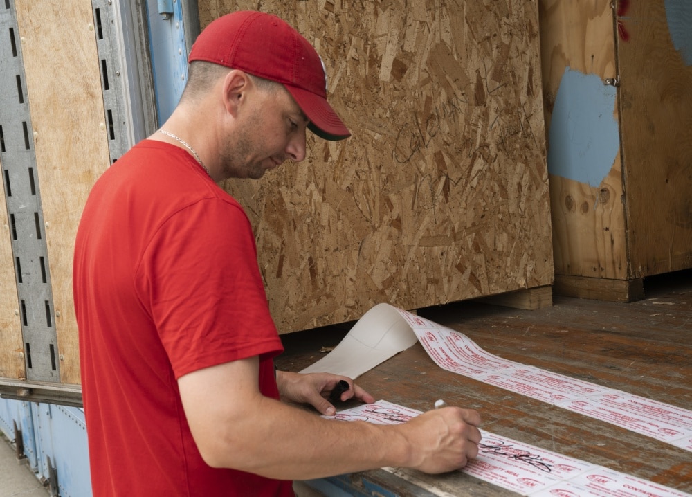 service member signing off on military move day items