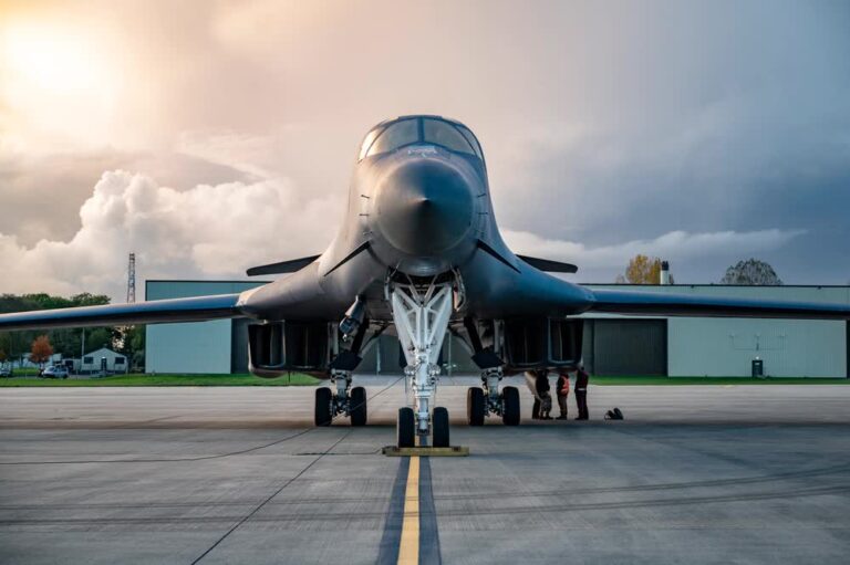 B-1 Lancer hot pit refueling