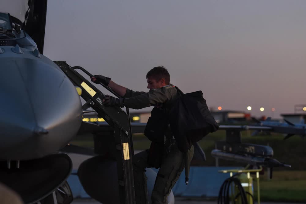 F-16 pilot enters cockpit