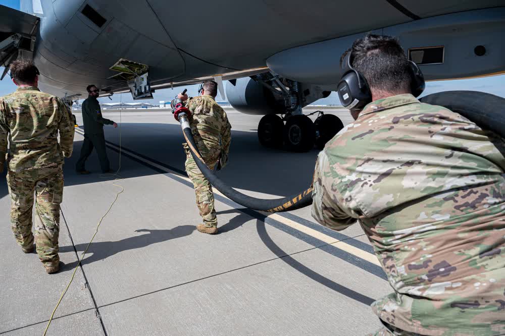 KC-46A Pegasus hot-pit refueling 